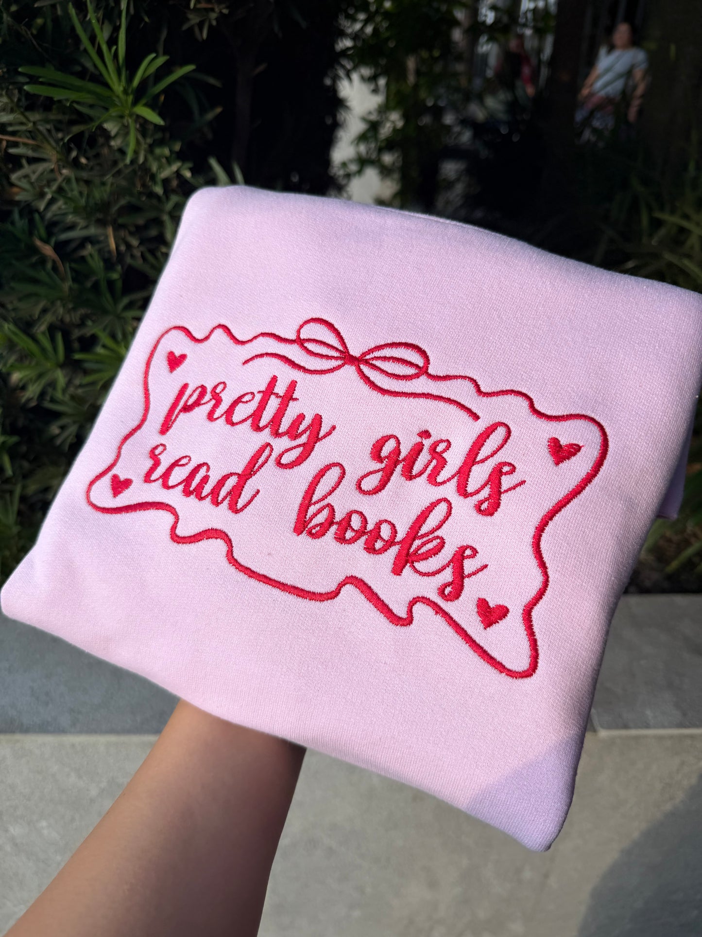 PRETTY GIRLS READ BOOKS
